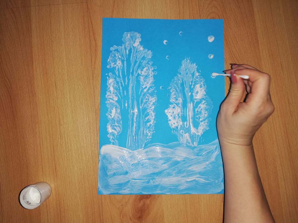 Zimowy pejzaż- praca plastyczna z wykorzystaniem białej farby plakatowej