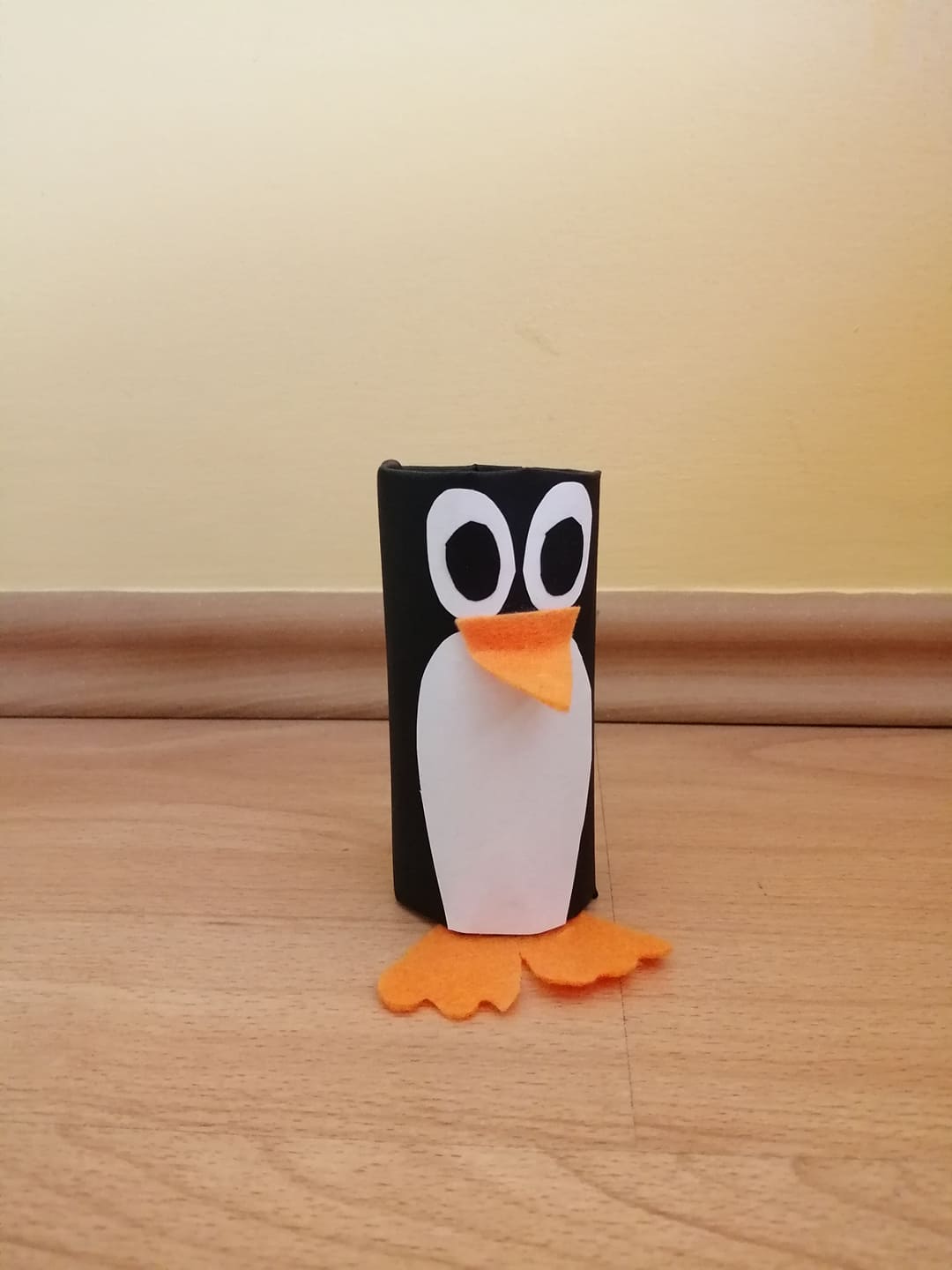 Pingwin – praca plastyczna z wykorzystaniem rolki