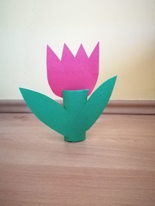 Tulipan – praca plastyczna z wykorzystaniem rolki