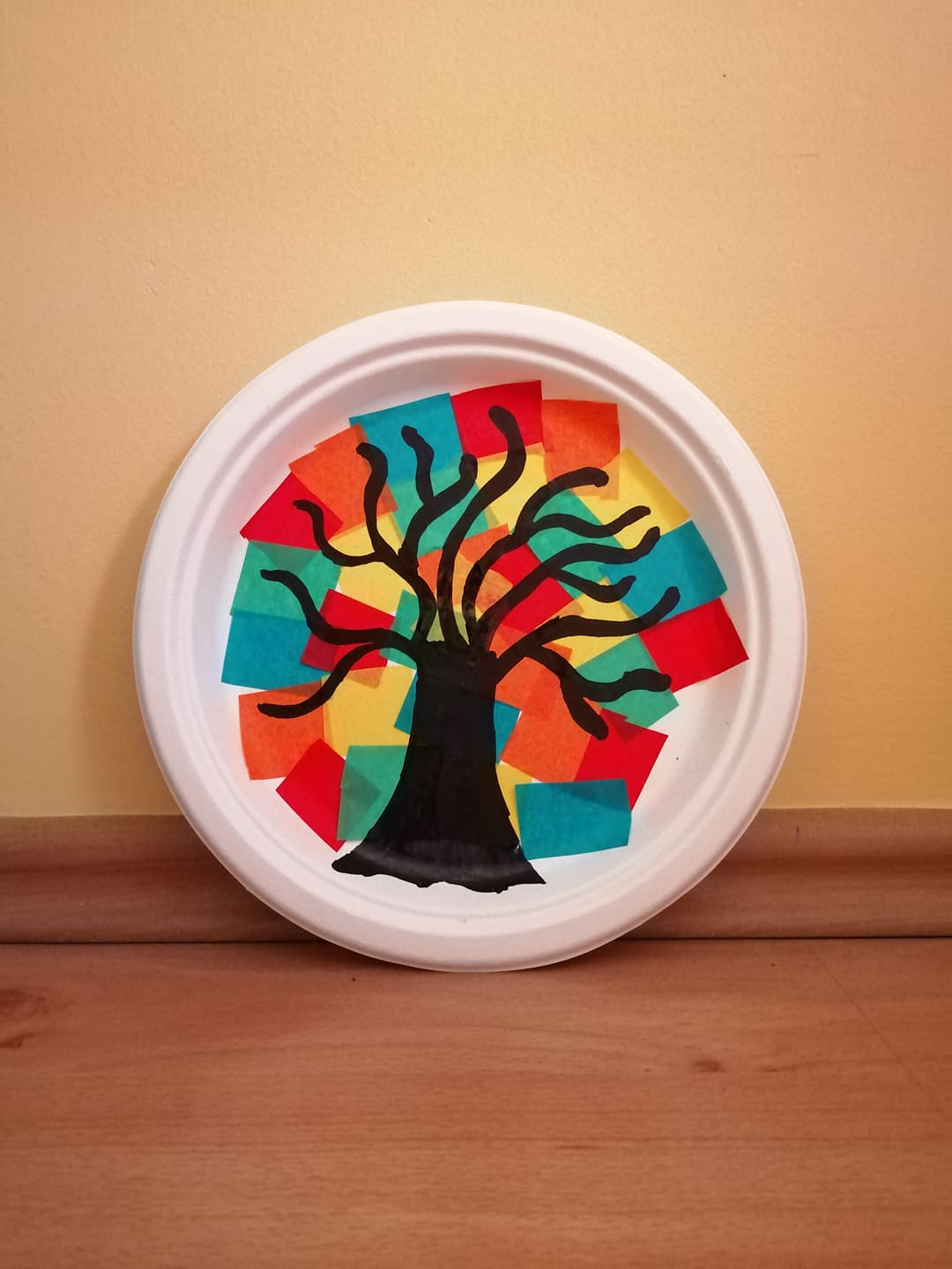„ Jesienne drzewo” – praca plastyczna z wykorzystaniem talerzyka papierowego