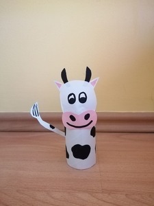Krowa- praca plastyczna z wykorzystaniem rolki