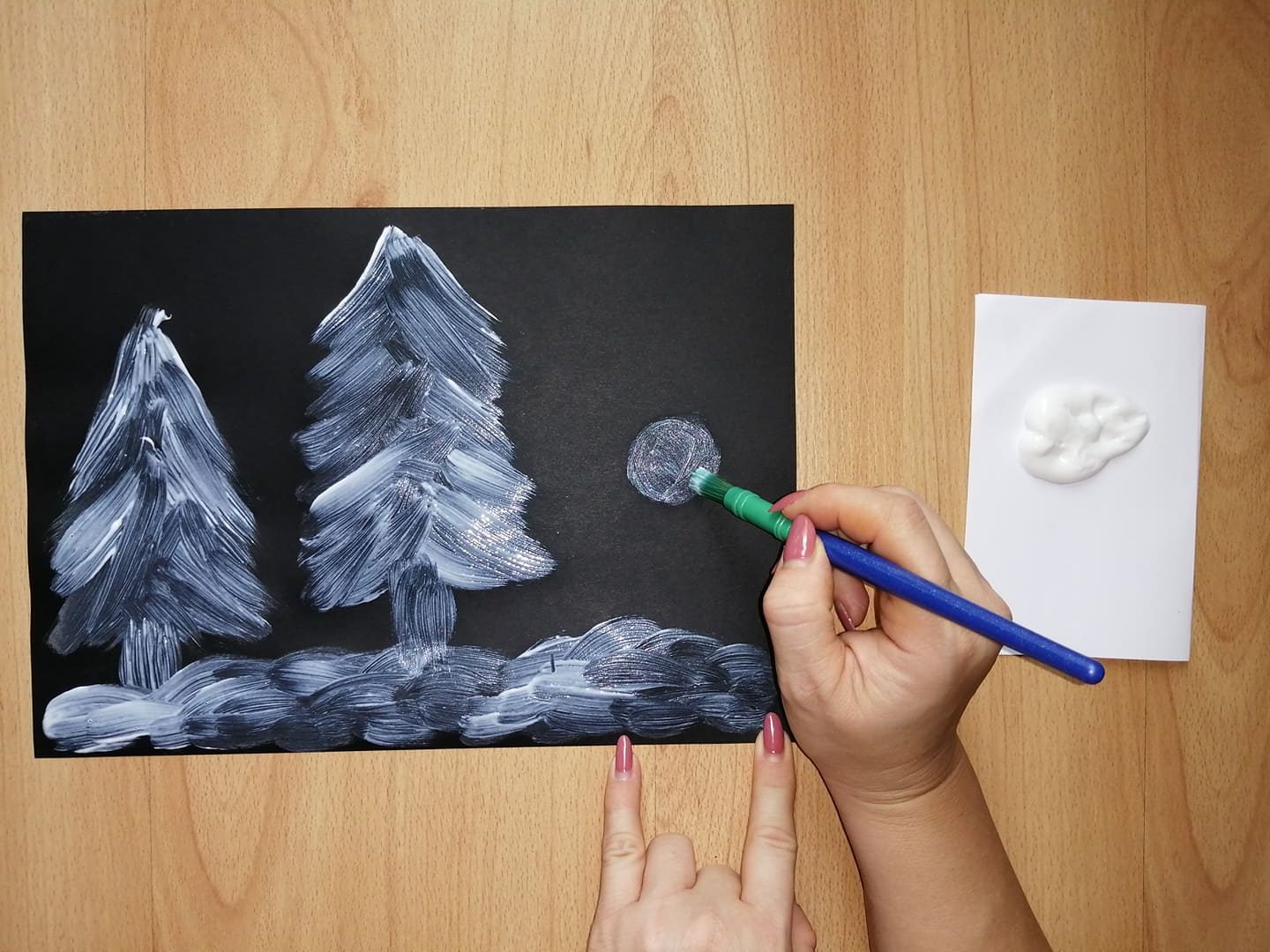 Zimowy obrazek – praca plastyczna z wykorzystaniem pasty do zębów