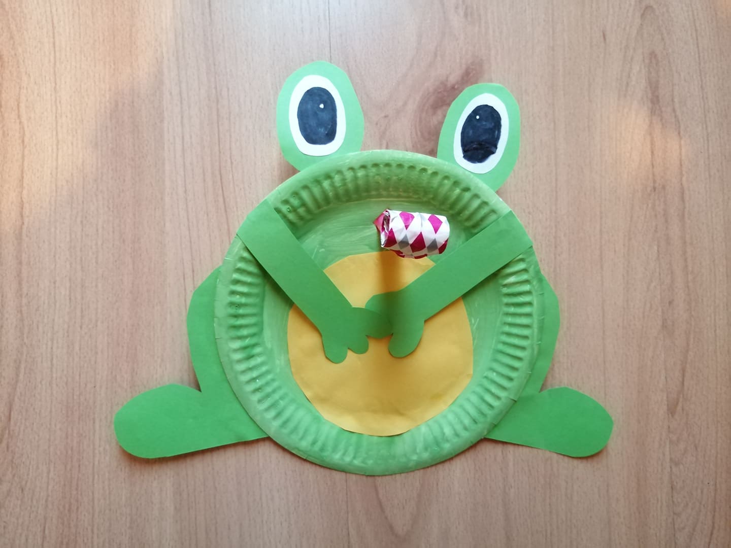 Żaba- praca plastyczna z wykorzystaniem talerzyka papierowego z elementem dźwiękowym
