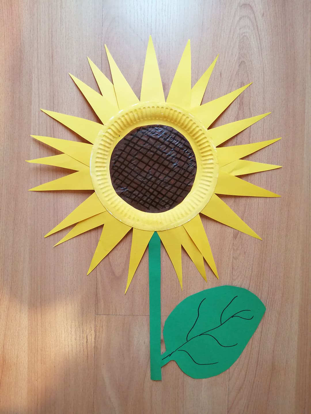 Słonecznik- praca plastyczna z wykorzystaniem talerzyka papierowego