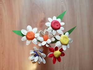 Kwiaty z wykorzystaniem pestek dyni – praca plastyczna
