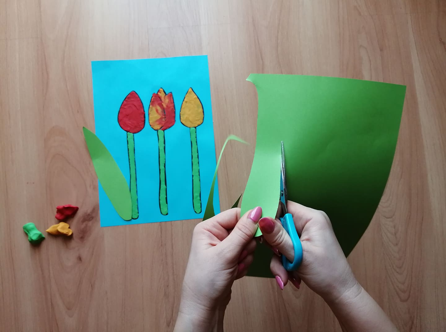 Wiosenne tulipany-praca plastyczna z wykorzystaniem plasteliny