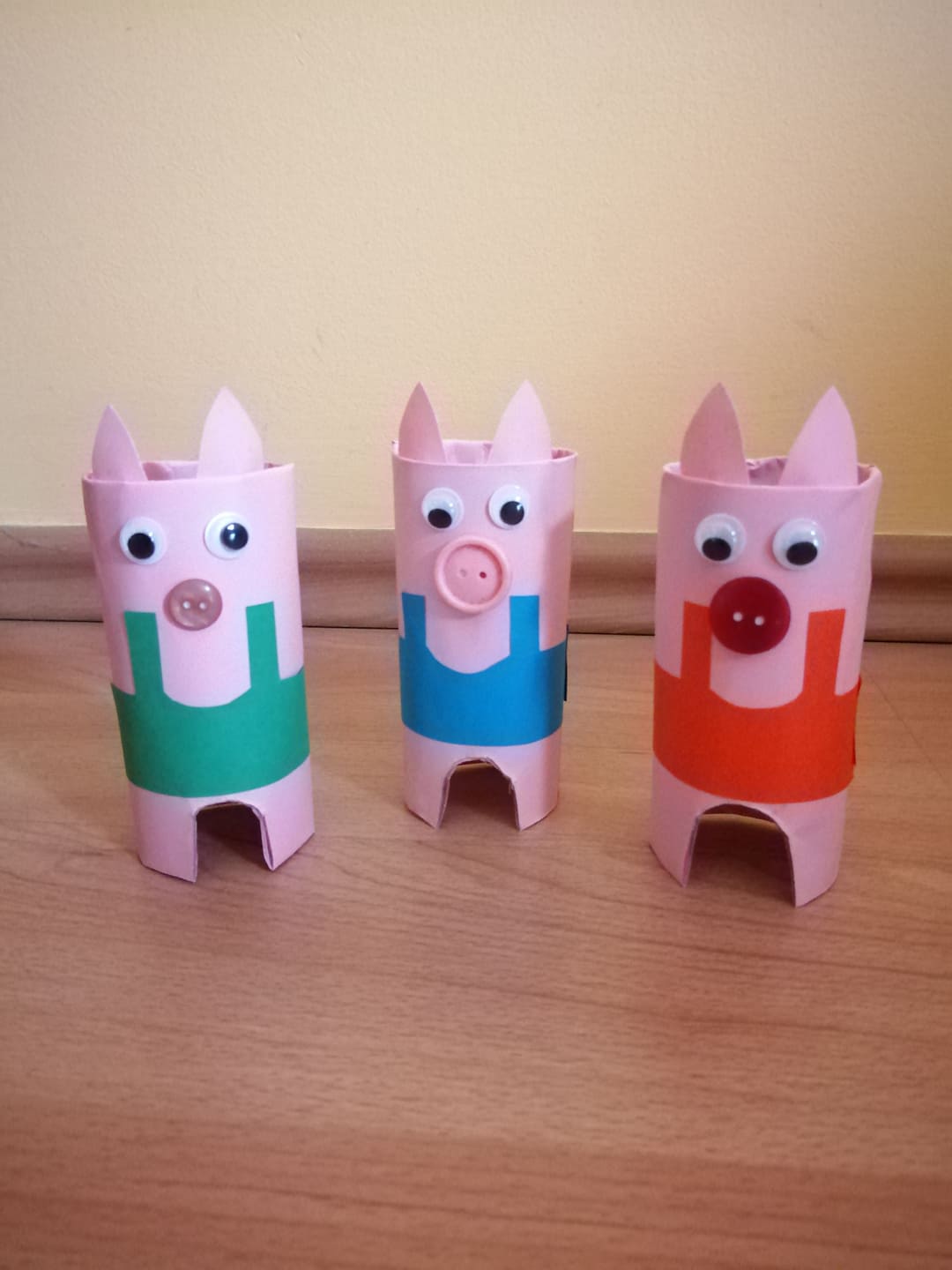 Trzy świnki - praca plastyczna z wykorzystaniem rolki