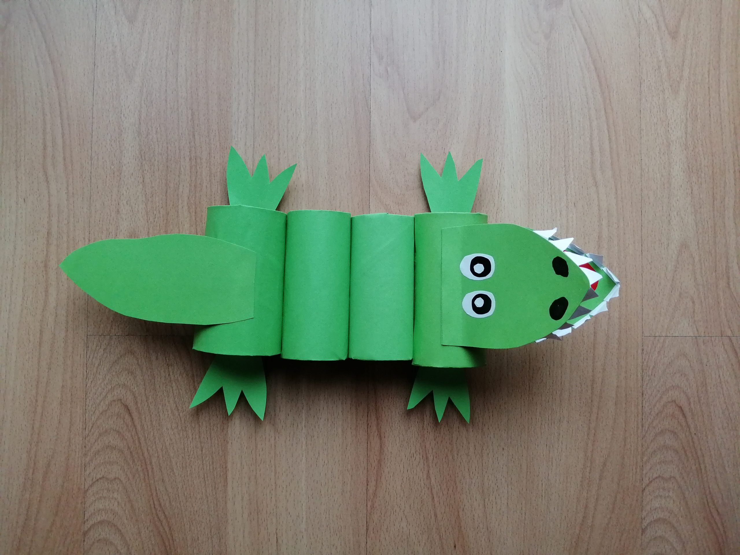 Krokodyl - praca plastyczna z wykorzystaniem rolek