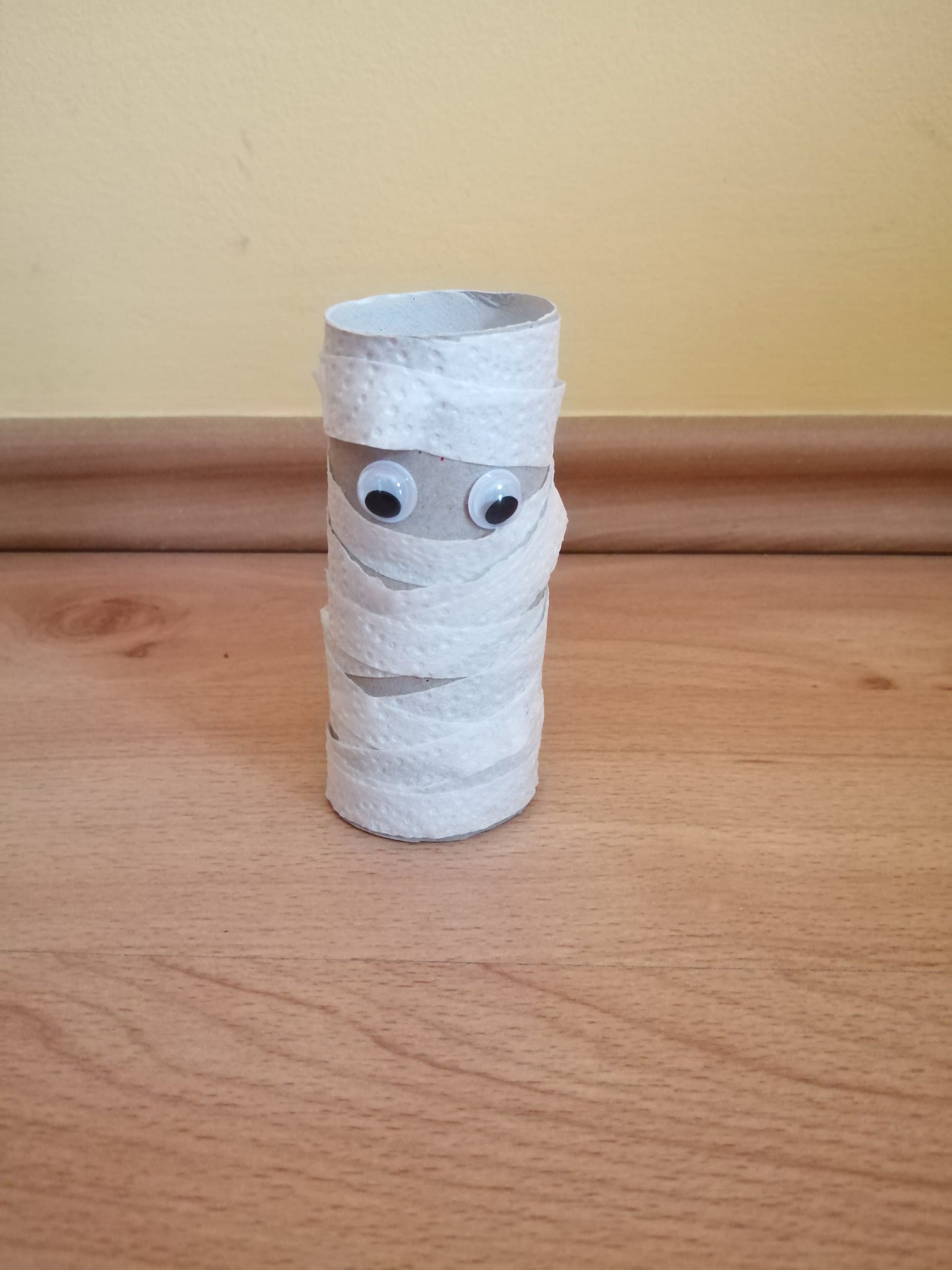 Mumia - praca plastyczna z wykorzystaniem rolki