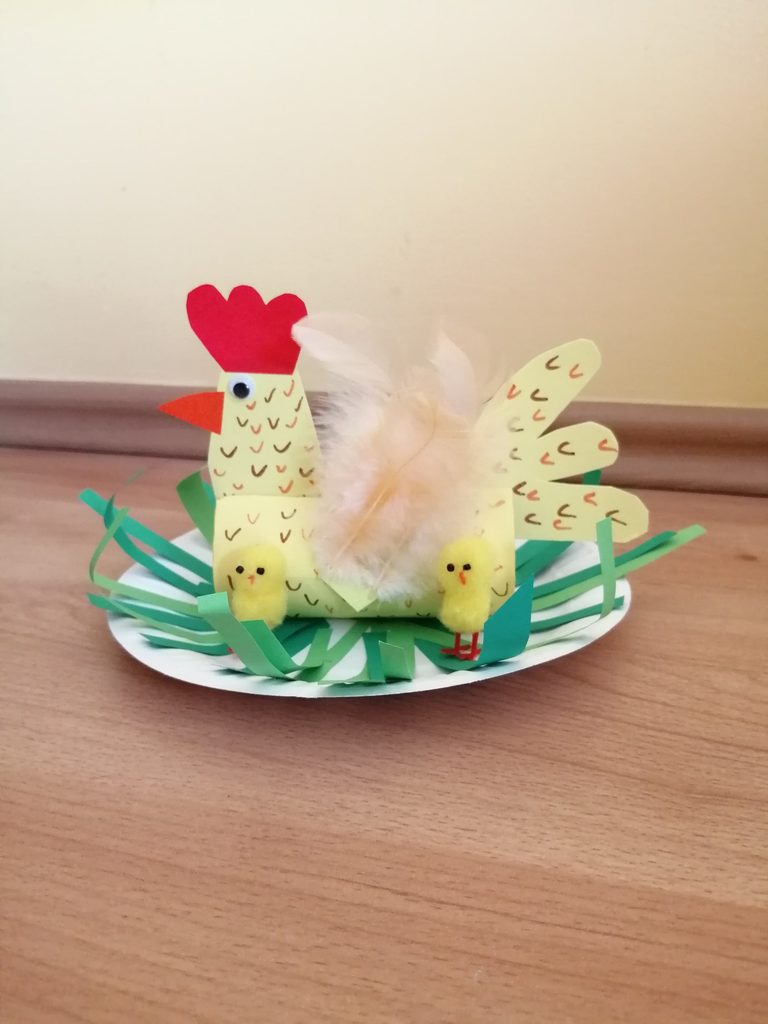 Kura z kurczakami - praca plastyczna z wykorzystaniem rolki