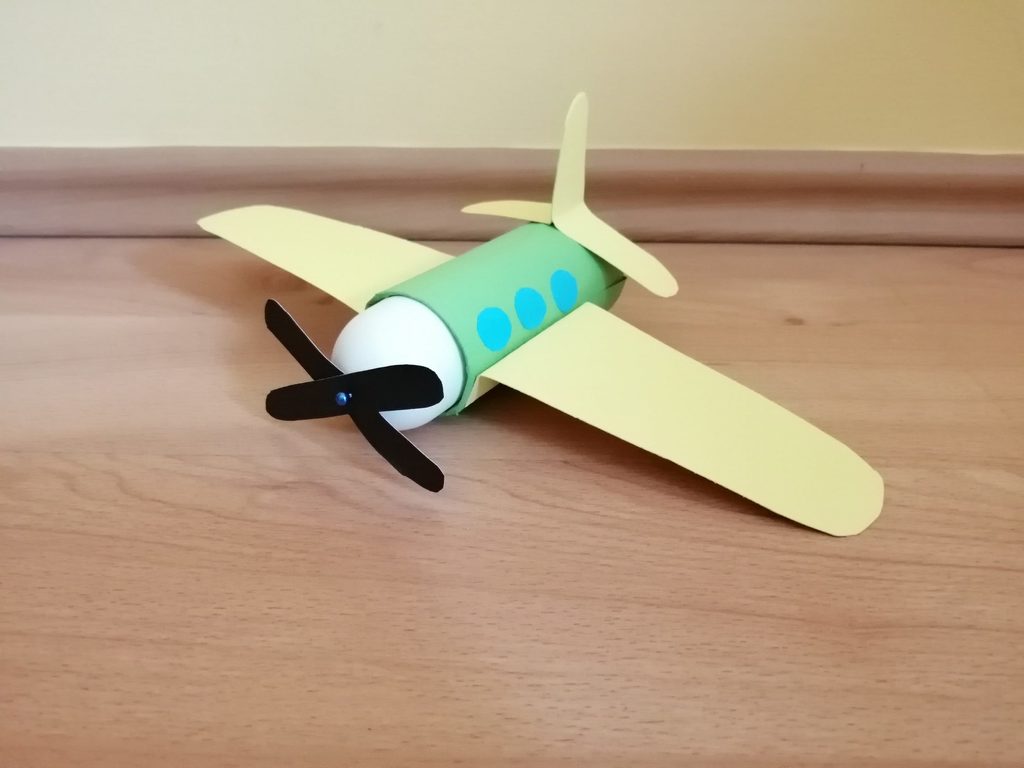 Samolot - praca plastyczna z wykorzystaniem rolki