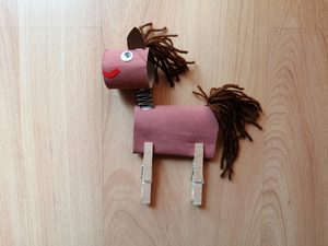 Koń - praca plastyczna z wykorzystaniem rolki