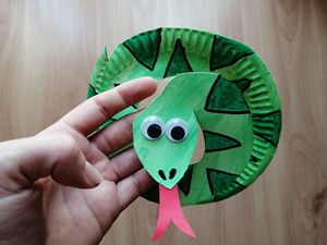 Wąż - praca plastyczna z wykorzystaniem talerzyka papierowego