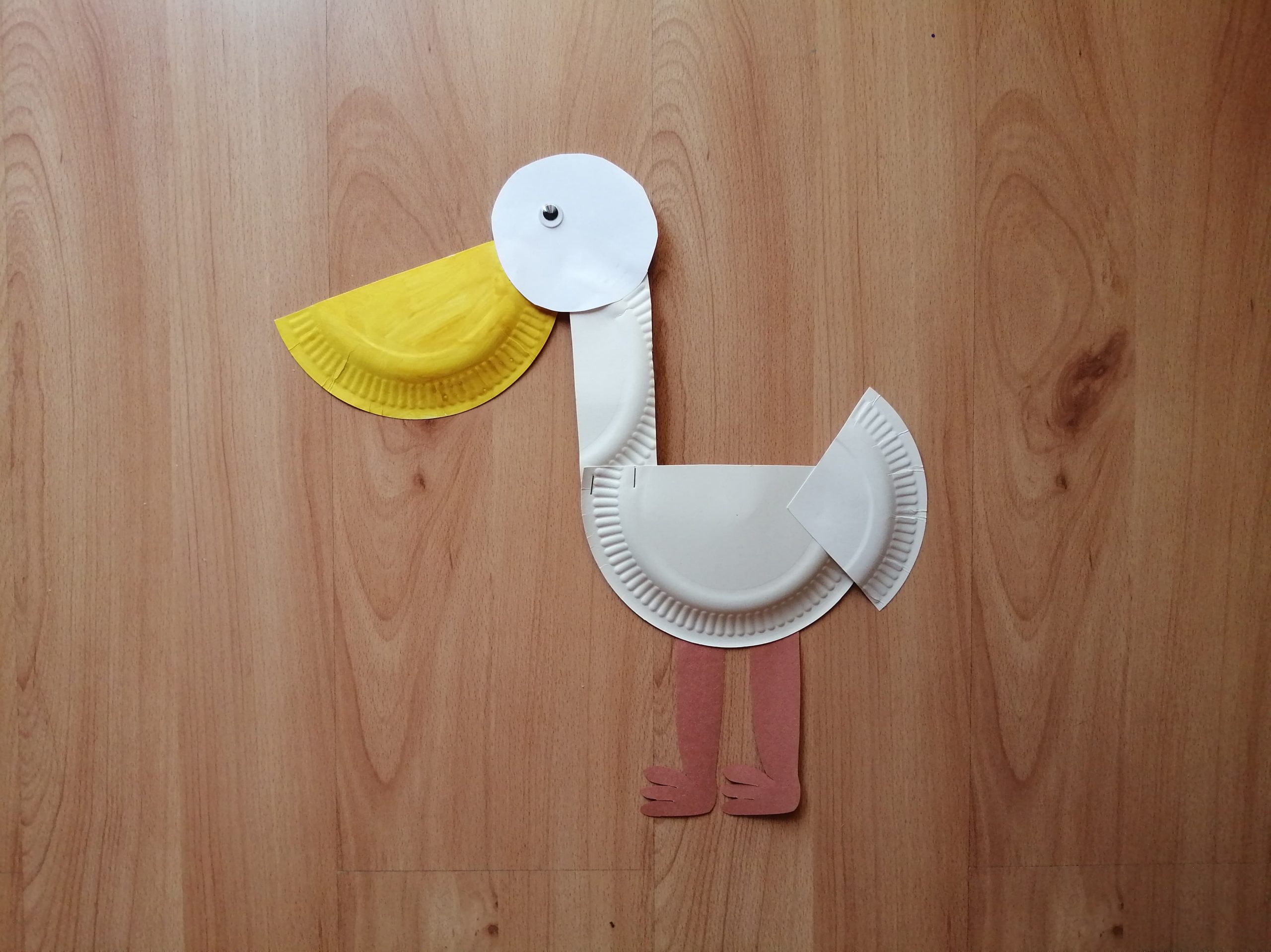 Pelikan - praca plastyczna z wykorzystaniem talerzyków papierowych