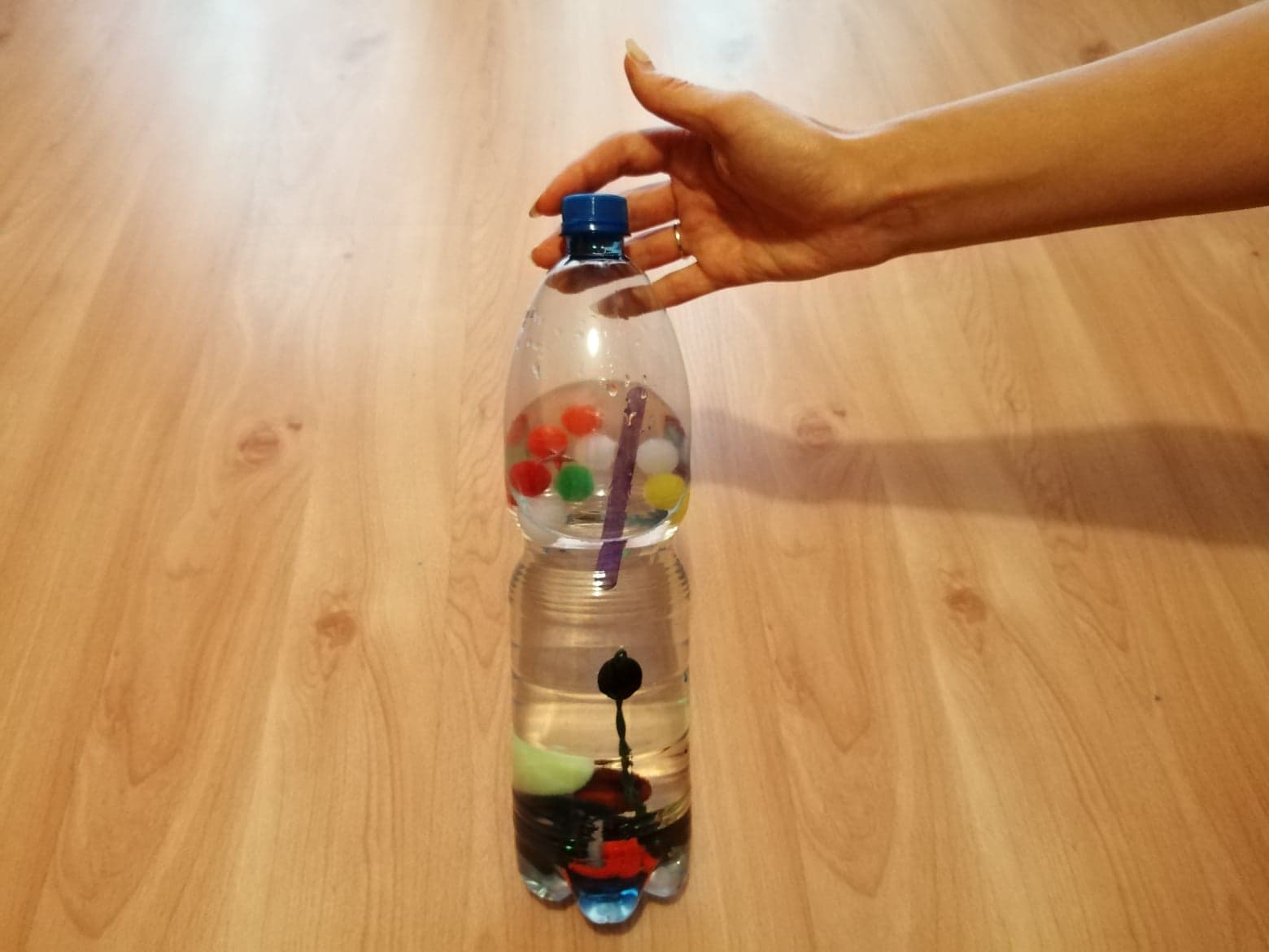 Kolorowa butelka - ćwiczenie sensoryczne