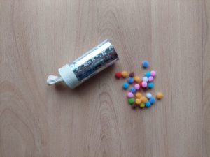 Wyrzutnia konfetti - praca plastyczna z wykorzystaniem rolki