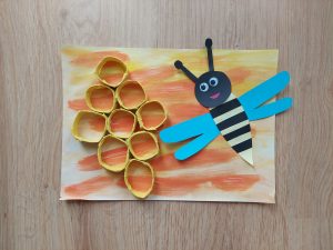 Pszczoła - praca plastyczna z wykorzystaniem rolek