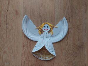Anioł - praca plastyczna z wykorzystaniem talerzyka papierowego