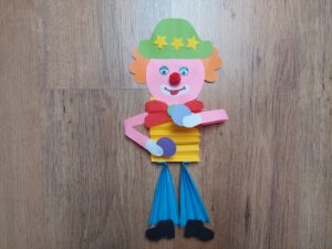 Klaun – praca plastyczna z wykorzystaniem kolorowego papieru