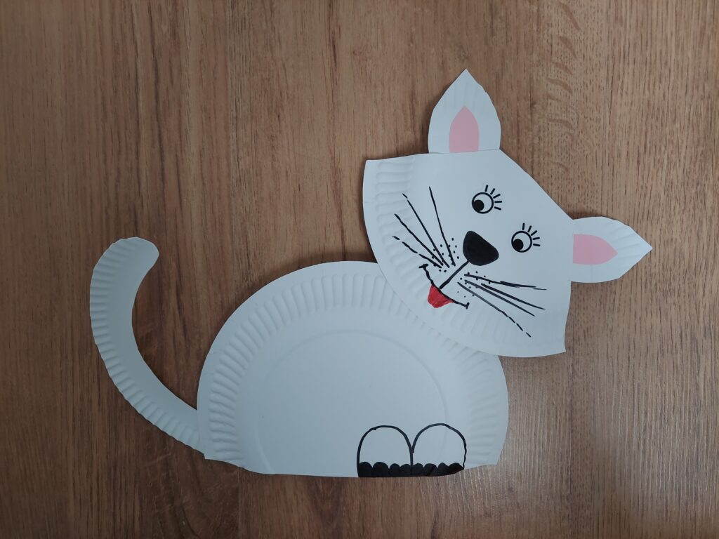 Kot - praca plastyczna z wykorzystaniem talerzyków papierowych