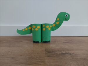Dinozaur - praca plastyczna z wykorzystaniem rolki